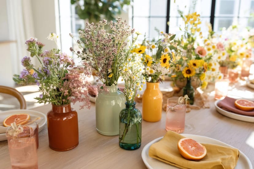Sommerdeko aus Wildblumen und Gläsern