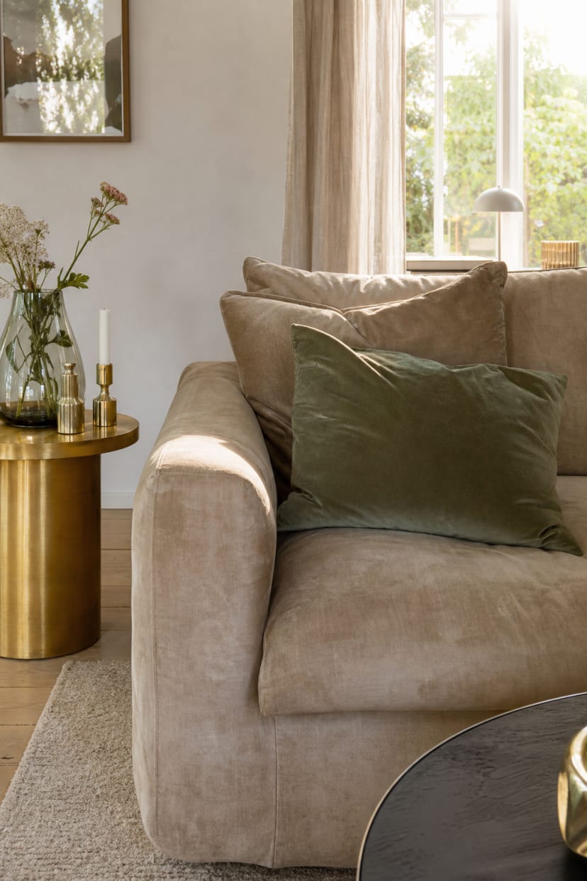 Beiges Samtsofa mit goldenen Accessoires