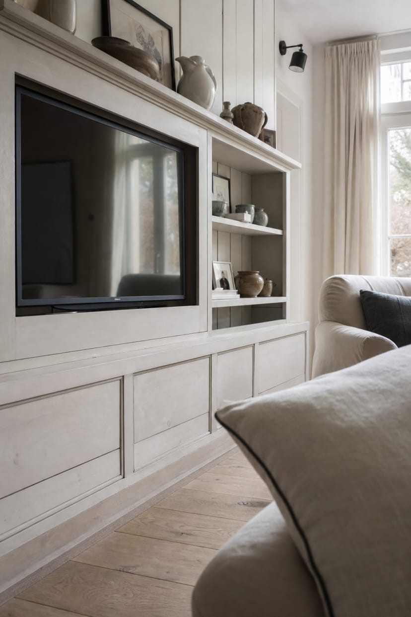 TV-Wand mit Holzpaneelen und Regalen