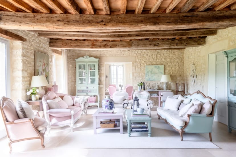 11 charmante Ideen, wie dein Wohnzimmer im französischen Landhausstil Gemütlichkeit und Eleganz vereint
